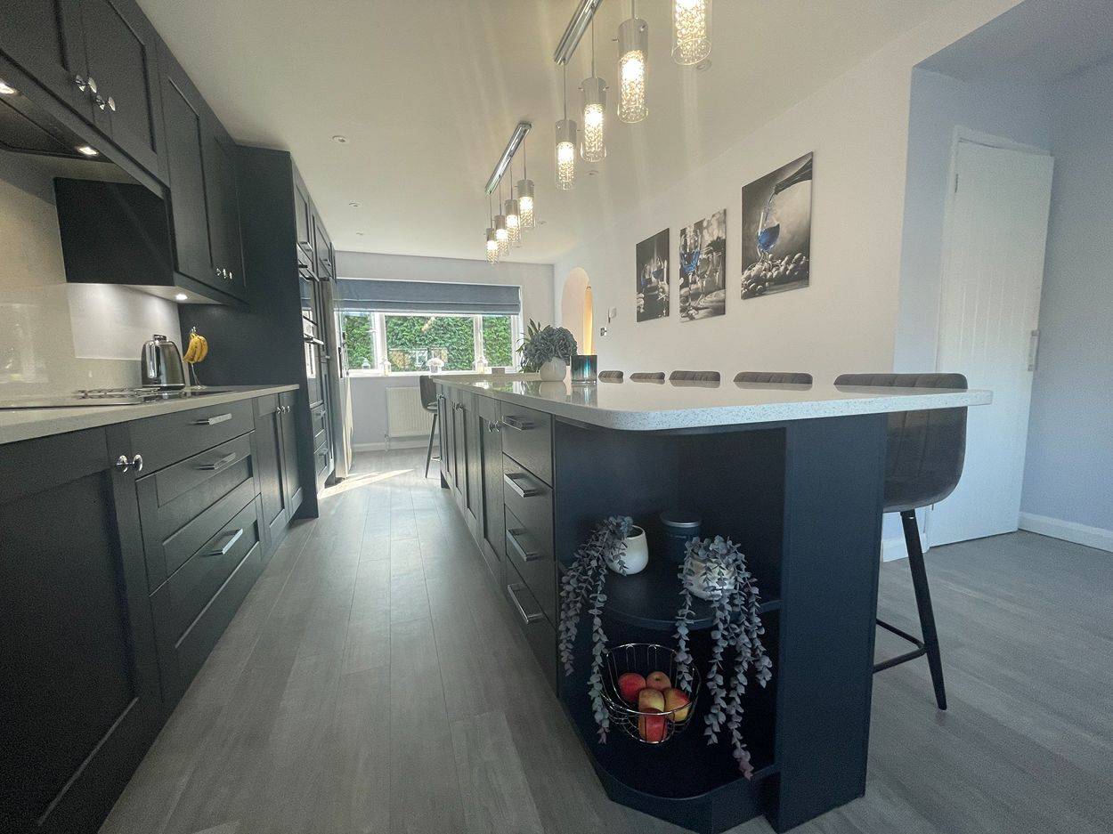 Shaker and handless kitchen design where simplicity is key.